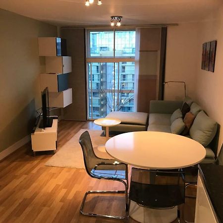 1 Bedroom In Chelsea Bridge Wharf London Eksteriør billede