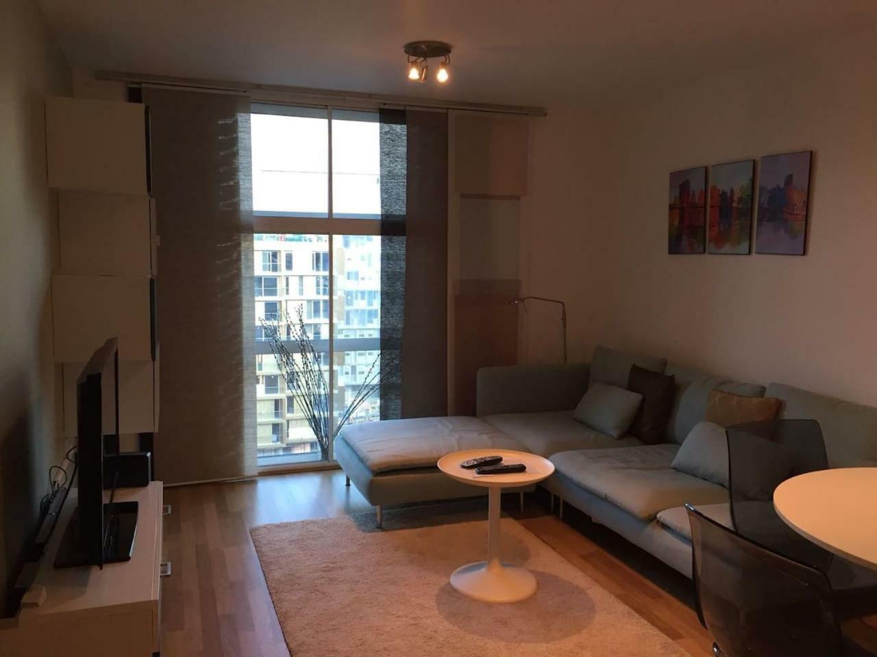 1 Bedroom In Chelsea Bridge Wharf London Eksteriør billede