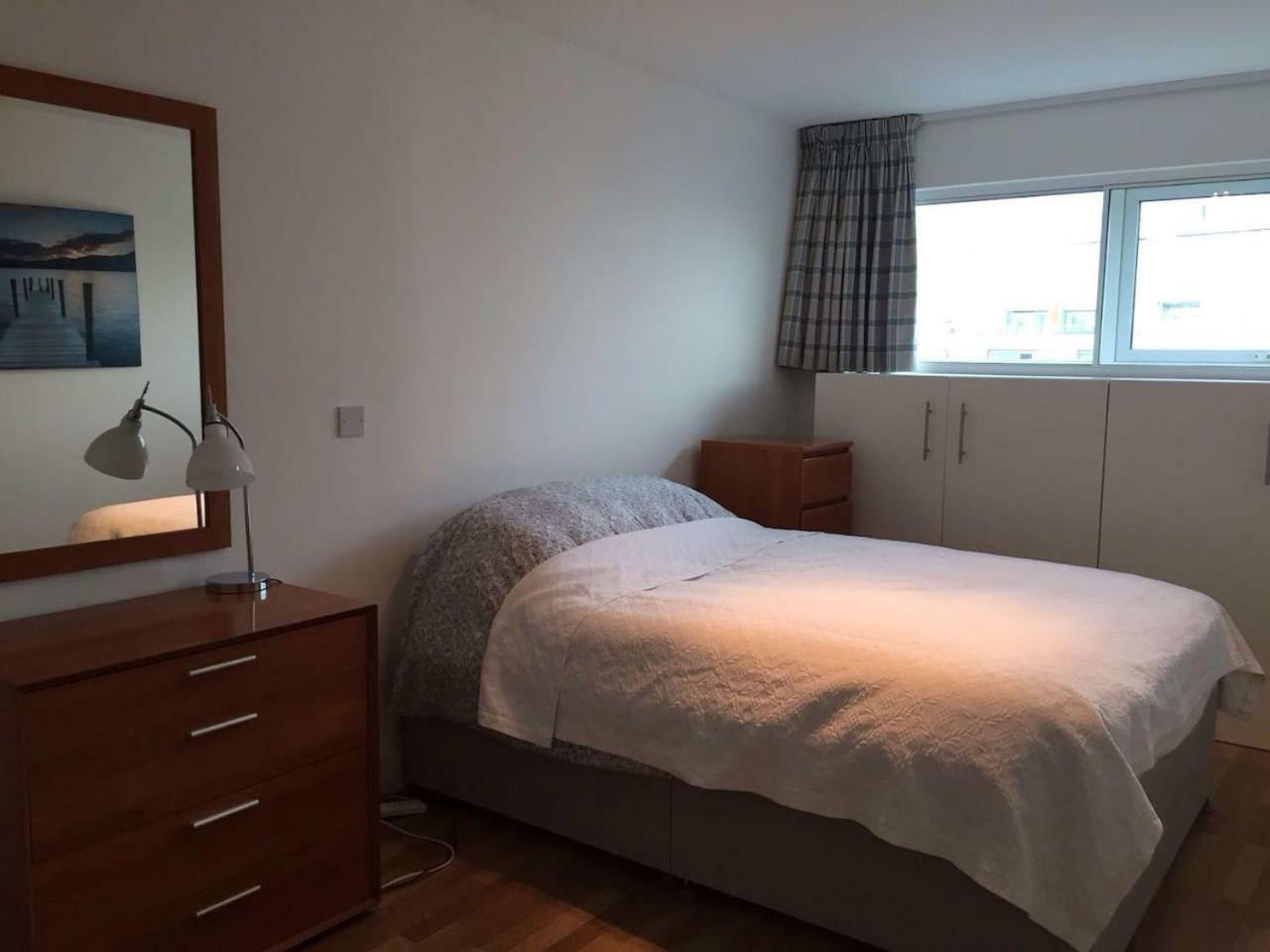 1 Bedroom In Chelsea Bridge Wharf London Eksteriør billede